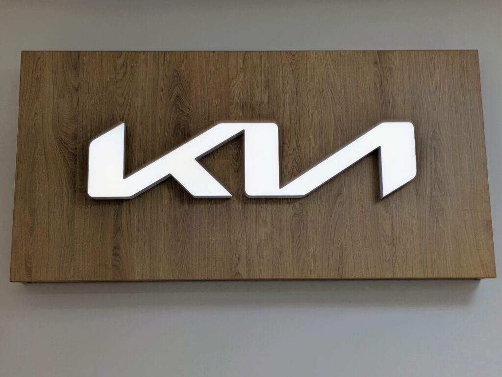 KIA Leuchtlogo auf Buchenholz